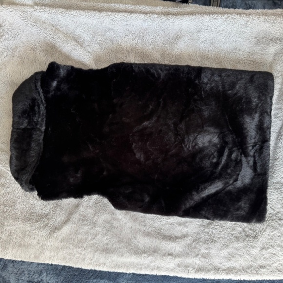 Black Faux Fur Vest Womens Luxe Glam Sleeveless Jacket Soft Plush Chic Layering - Picture 7 of 7